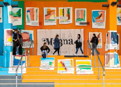 Photo Amphithéâtre « Aula Magna » (du latin Grand Hall). Fresque réalisée par l'artiste Paul Peinture - campus Montesquieu © Gautier Dufau