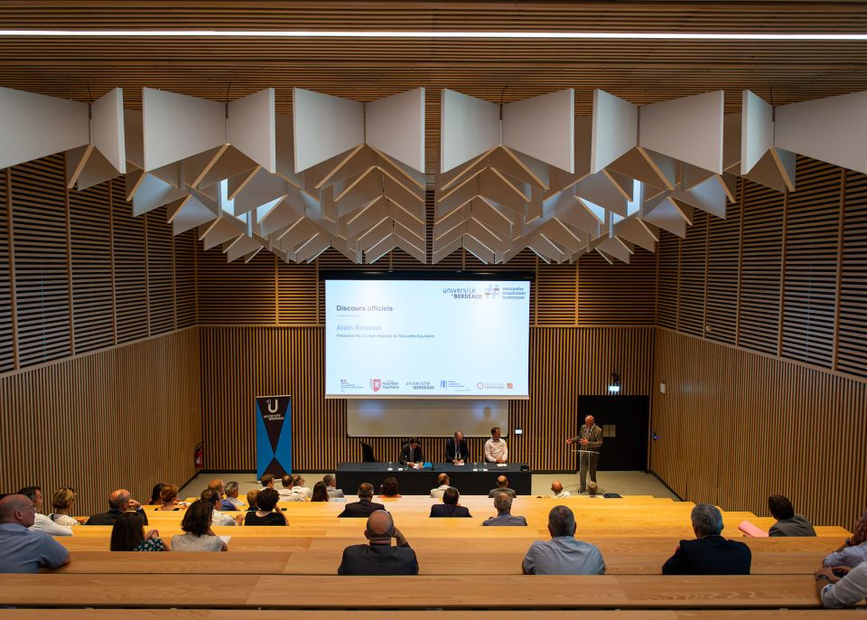 This 6,700 m² building was inaugurated in May 2021 and houses new areas for economic research, training and administration for the components of the College of Law, Political Science, Economics and Management © Gautier Dufau