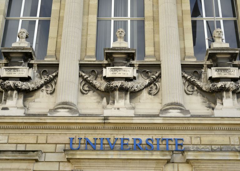 Photo : Le premier étage de la façade de la faculté de Science de l'Homme est orné de 5 bustes, représentant des personnalités du monde de la médecine - Campus Victoire  © Olivier Got - université de Bordeaux