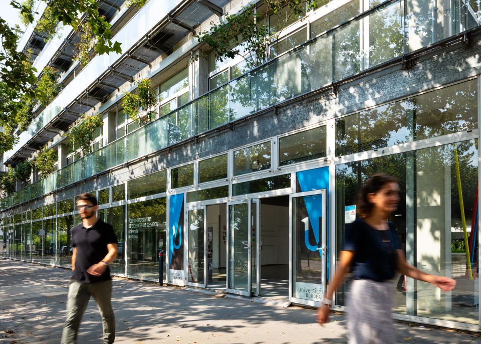 À deux pas du centre ville de Bordeaux, le campus Bastide bénéficie d'un cadre idéal avec de nombreuses infrastructures modernes © Arthur Pequin