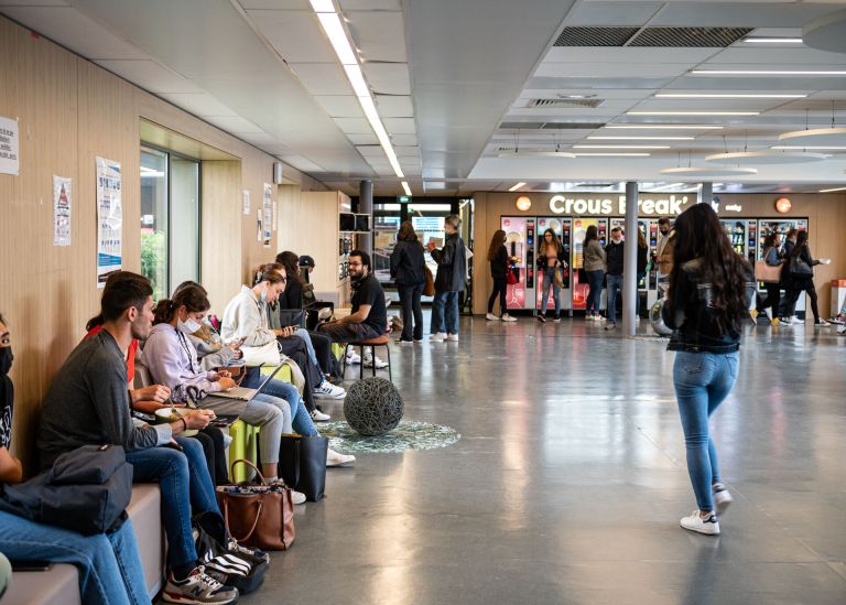 Photo : Espace détente et restauration pour les étudiants du campus Montesquieu © Gautier Dufau