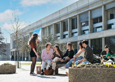 Photo Esplanade extérieure, Jacques Latrille, du  campus Carreire © Gautier Dufau