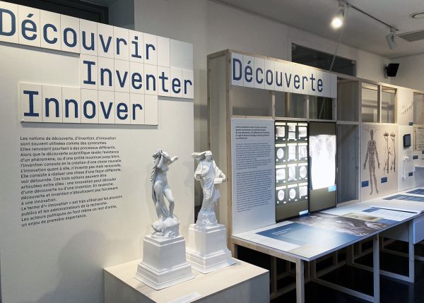 Photo : Un aperçu de l'exposition temporaire La fabrique des innovations - Les coulisses de la recherche en santé  du Musée d'ethnographie de l'université de Bordeaux © Siric Brio