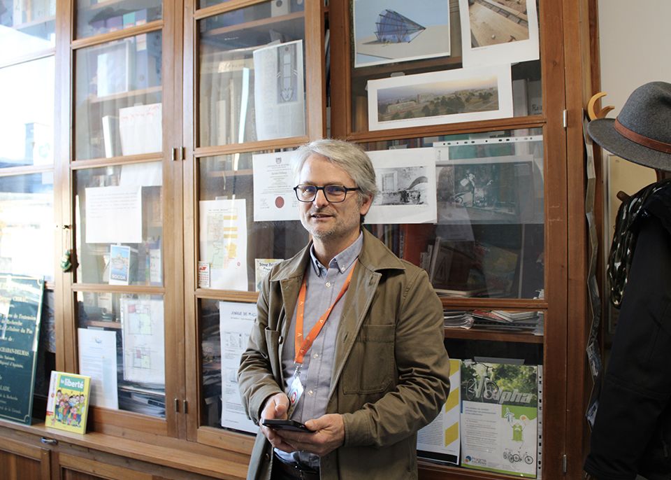 Jean Dubourg dans son bureau sur le campus Peixotto à Talence © université de Bordeaux