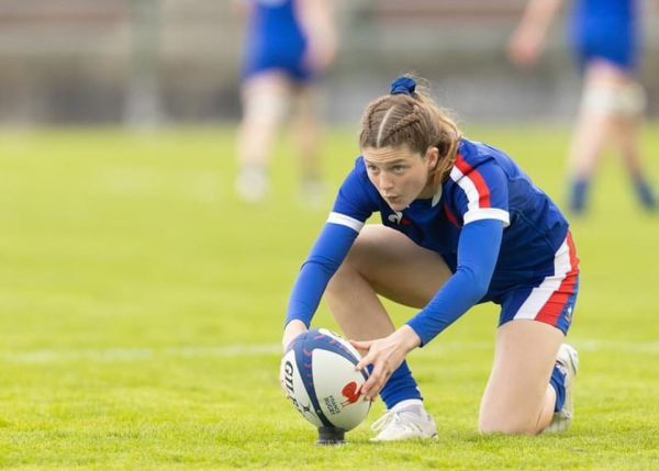 Photo : Morgane Bourgeois tente une transformation © Rugby au féminin