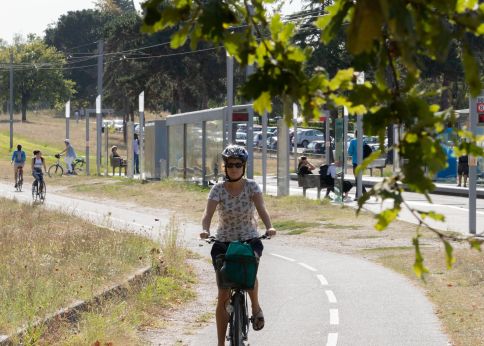 Photo Les pistes cyclables bordent les arrêts de tram pour diminuer le temps de trajet © CPU