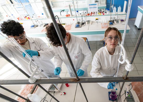 Photo : Le projet  RESET vise à placer l'égalité des genres et la diversité au cœur de l'élaboration des politiques scientifiques et universitaires - laboratoire du campus Périgord  © Gautier Dufau