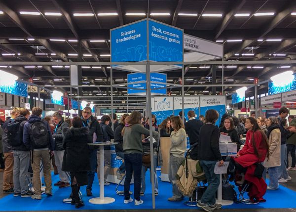 Photo : Le salon de l'Etudiant est chaque année l'occasion pour les lycéens et leurs parents de venir questionner enseignants et étudiants sur les formations universitaires © Université de Bordeaux