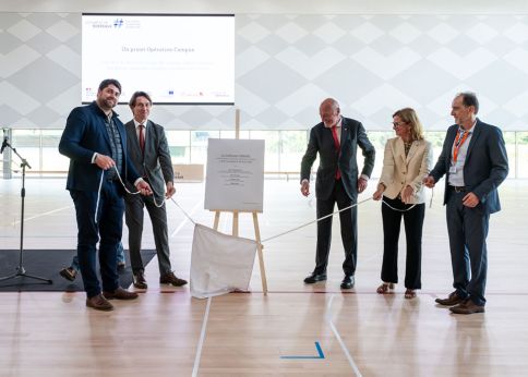 Photo SMART Dévoilement de la plaque avec (de gauche à droite) Baptiste Maurin (Bordeaux Métropole) Dean Lewis (université de Bordeaux), Alain Rousset (Région Nouvelle-Aquitaine), Anne Bisagni-Faure (Rectorat), Julien Morlier (SMART) © Gautier Dufau