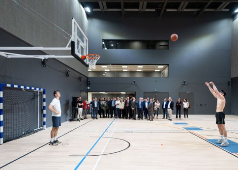 Photo Le demi gymnase entièrement instrumenté permet l’acquisition de l’ensemble des biomarqueurs du mouvement humain dans un contexte quasi écologique © Gautier Dufau