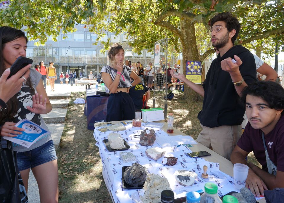 le village associatif durant la période de rentrée sur le campus Peixotto © Université de Bordeaux