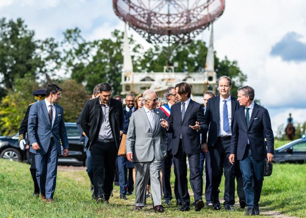 Photo : Sa Majesté le Roi Charles III accueilli sur le site de l’ancien Observatoire de Floirac par Dean Lewis (à sa gauche) et Sylvain Delzon (à sa droite) en direction de la forêt expérimentale © Gautier Dufau