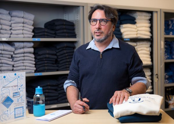 Photo : Yann Floury, dans la boutique de l'université de Bordeaux située au rez-de-chaussée du bâtiment C4, Haut Carré à Talence © Gautier Dufau